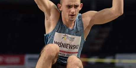Powiększ grafikę: karol-wisniewski-zdobyl-srebrny-medal-w-skoku-w-dal-na-halowych-mistrzostwach-polski-juniorow-36363.jpg