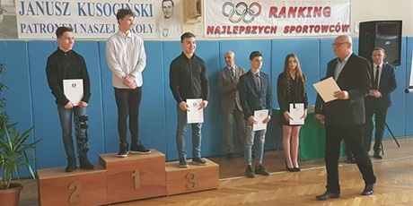 Powiększ grafikę: apel-podsumowujacy-sezon-sportowy-2019-160950.jpg